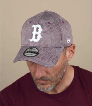 b bordeaux cap Enginneered Plus Boston 940 maroon white